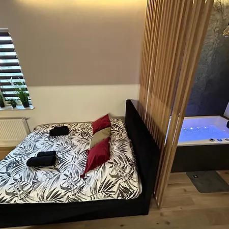 Ocean Black Jacuzzi Apartment *