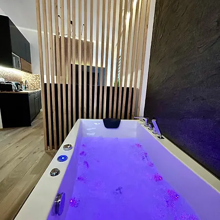 Ocean Black Jacuzzi קרקוב